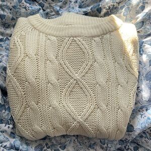 Vintage white cableknit sweater, no brand fits oversized good condition